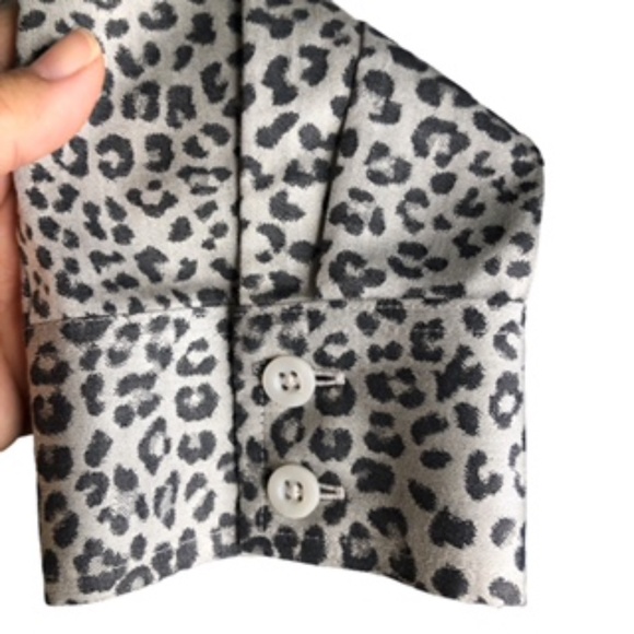 NWT Chico's Animal Print Button Down No Iron Shirt Size 1 - Picture 3 of 12
